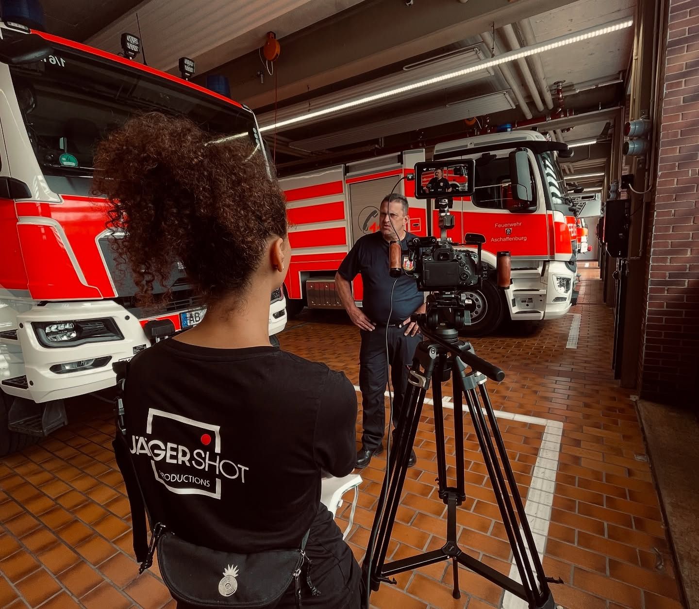 Recruitingvideo-Dreh: Team eines Betriebs in Aschaffenburg vor der Kamera